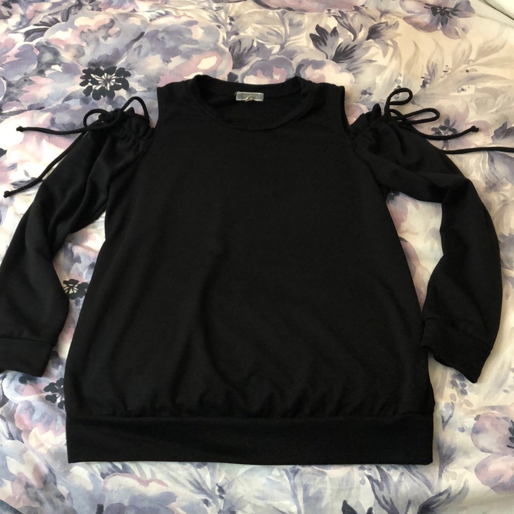 Cold-shoulder lightweight sweater